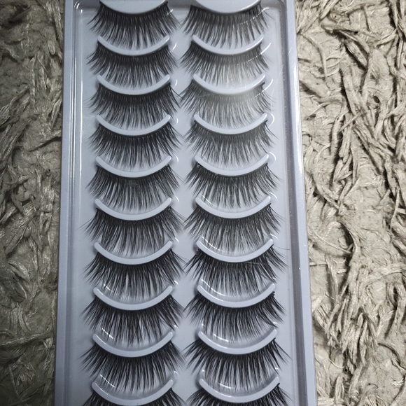 False eyelashes - Picture 3 of 5